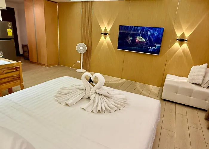 Venice Luxe Homey , Pool, Sauna, Canal Mall For 3 Guests Only Apartment *