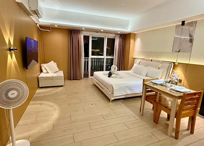 Venice Luxe Homey , Pool, Sauna, Canal Mall For 3 Guests Only Apartment *