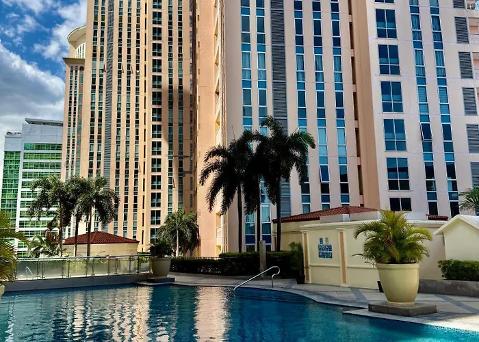 Venice Luxe Homey , Pool, Sauna, Canal Mall For 3 Guests Only Apartment Manila