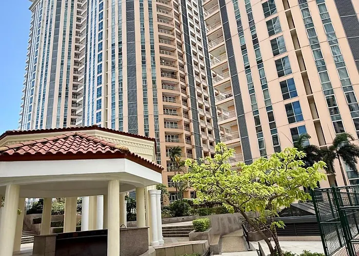 Venice Luxe Homey , Pool, Sauna, Canal Mall For 3 Guests Only Apartment Manila